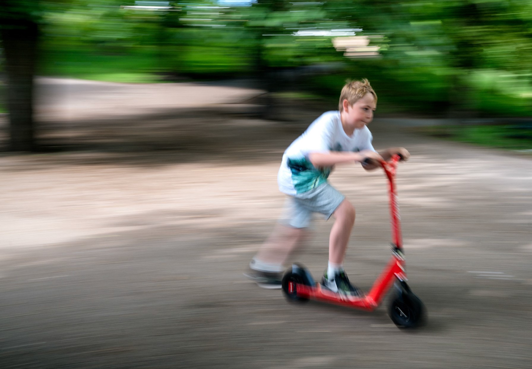 Gutt på sparkesykkel