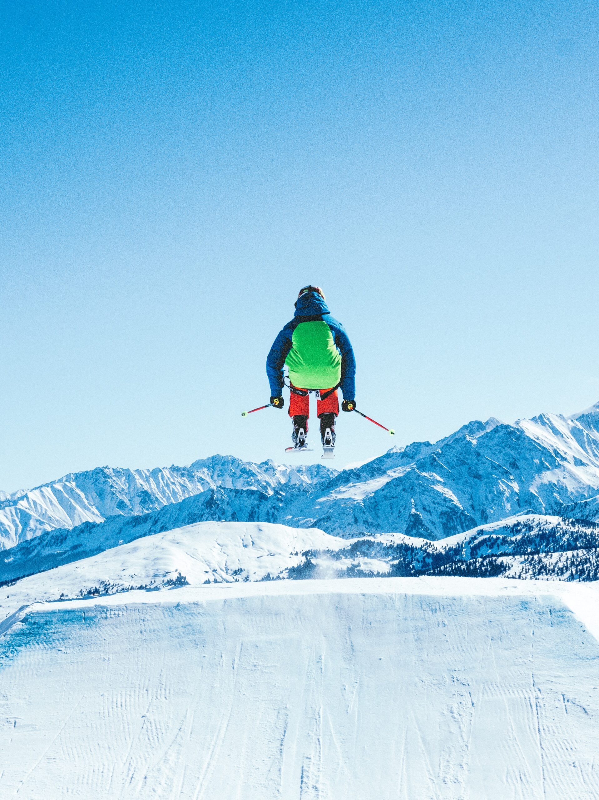 Noen som hopper med alpinutstyr