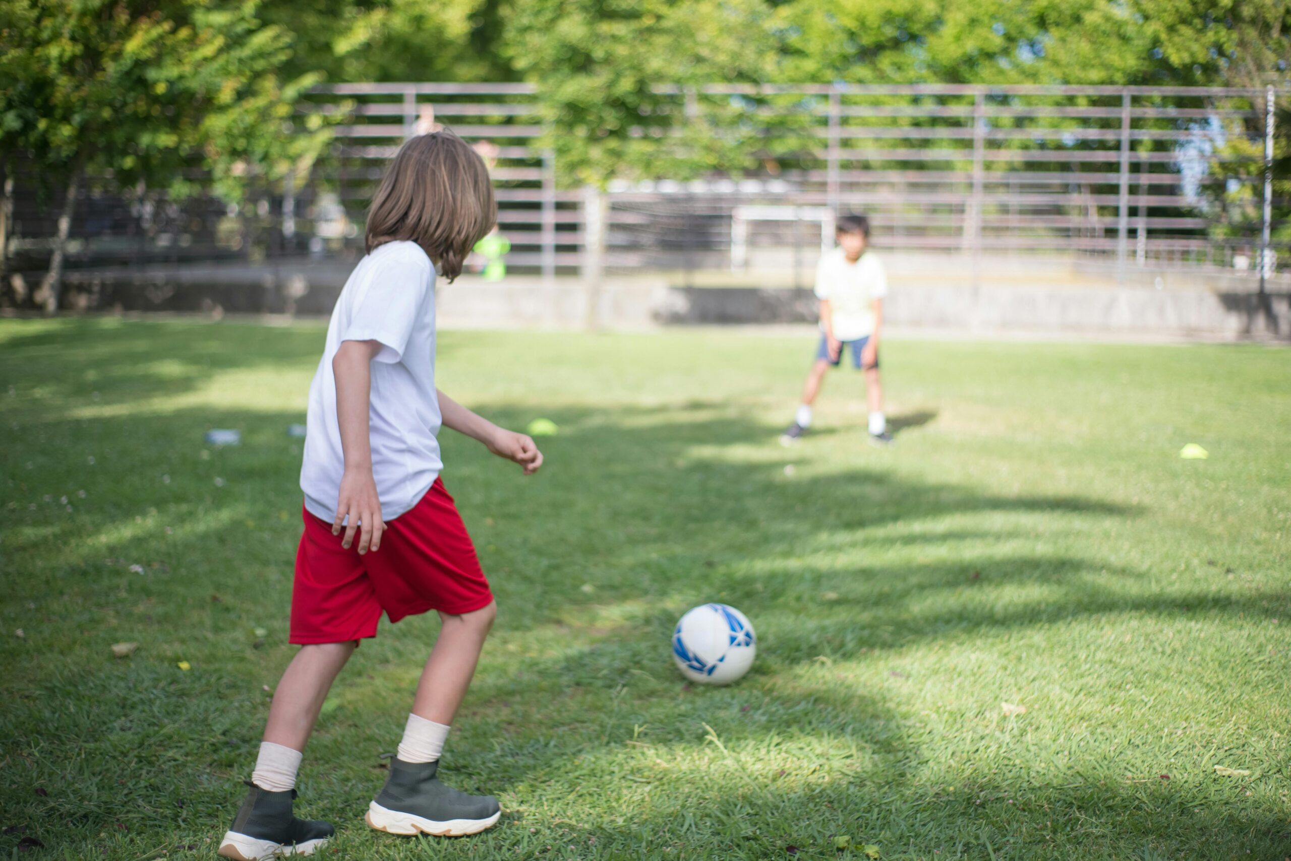 Barn som sparker fotball