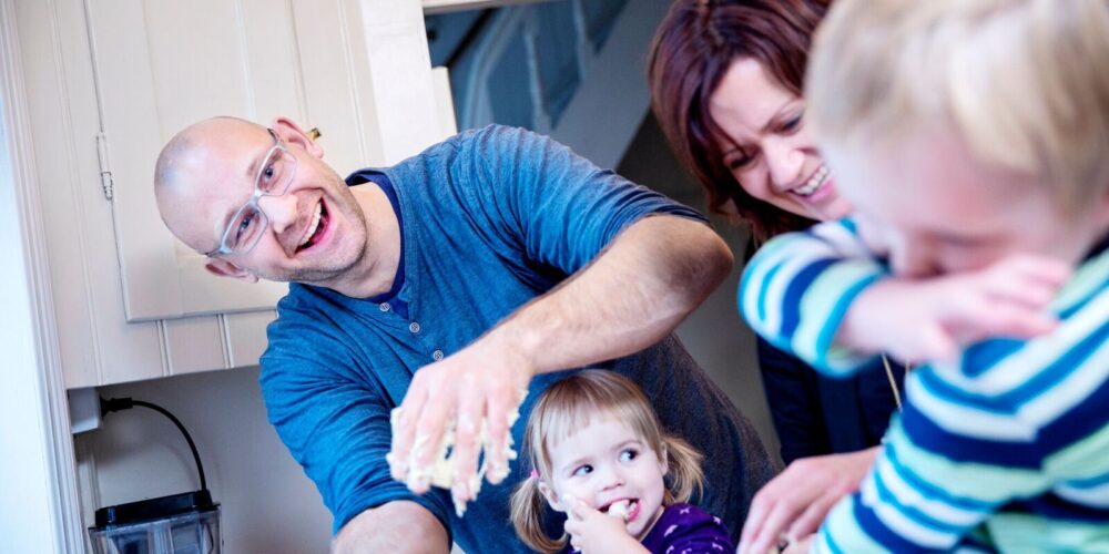 En småbarnsfamilie og en frivillig