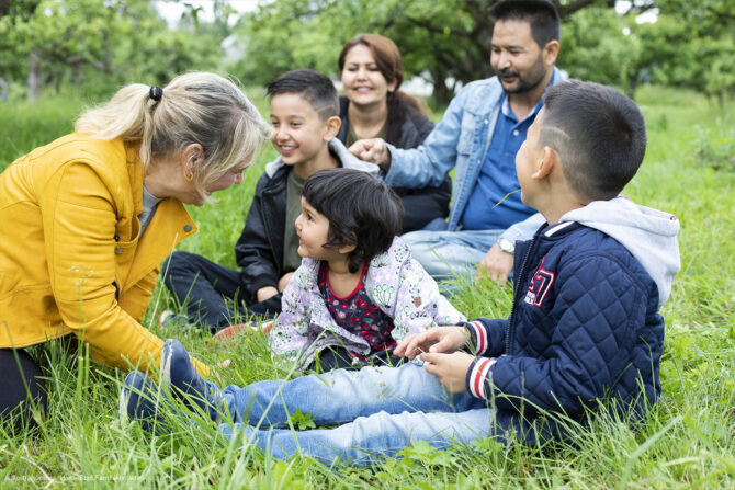 En småbarnsfamilie og en frivillig